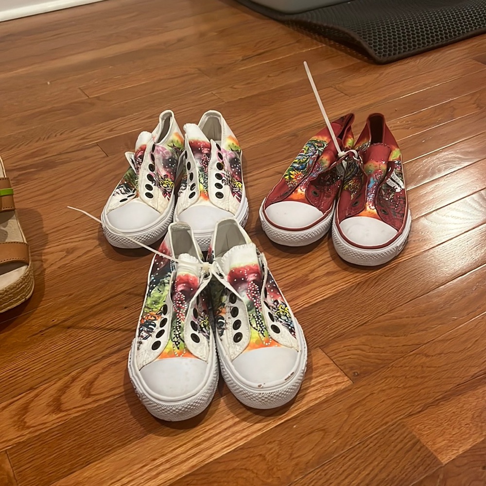 Never used .size 10 and 6 white ed hardy tennis , and good condition